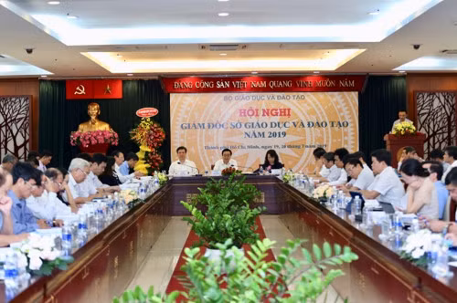 Chủ tọa Hội nghị Giám đốc Sở GD&ĐT năm 2019 gồm: Bộ trưởng Phùng Xuân Nhạ cùng Thứ trưởng Nguyễn Hữu Độ và Thứ trưởng Nguyễn Thị Nghĩa