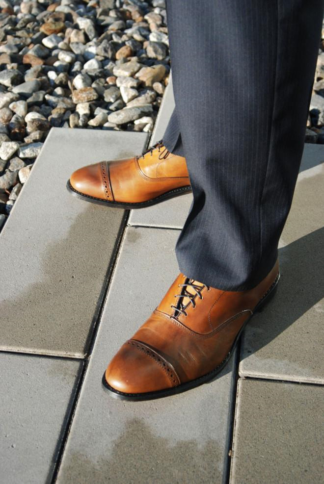 Mặc suit nên mang giày gì chuẩn nhất? ảnh 3 Mac suit nen phoi giay tay nhu the nao? hinh anh 3