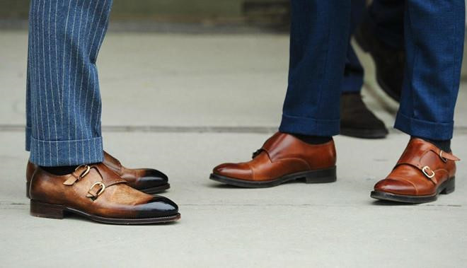 Mặc suit nên mang giày gì chuẩn nhất? ảnh 1 Mac suit nen phoi giay tay nhu the nao? hinh anh 1