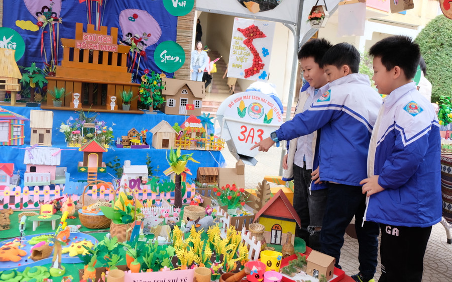 Những gian trưng bày các sản phẩm do học sinh, phụ huynh và học sinh làm nên. (Ảnh: NT)