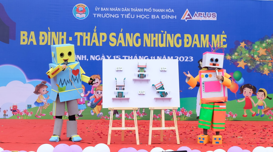 Học sinh khối lớp 5 thuyết trình mô hình &quot;Rô bốt với cuộc sống&quot;. (Ảnh: NT)