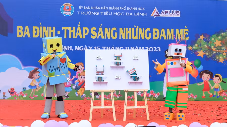 Học sinh khối lớp 5 thuyết trình mô hình "Rô bốt với cuộc sống". (Ảnh: NT)