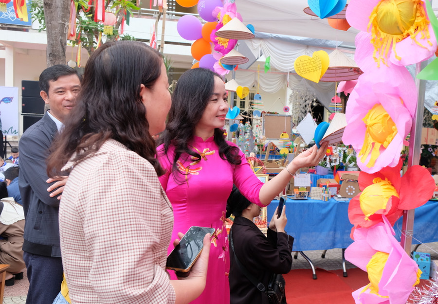 Rất nhiều điều ước của học sinh được treo trên các sản phẩm trưng bày. (Ảnh: NT)