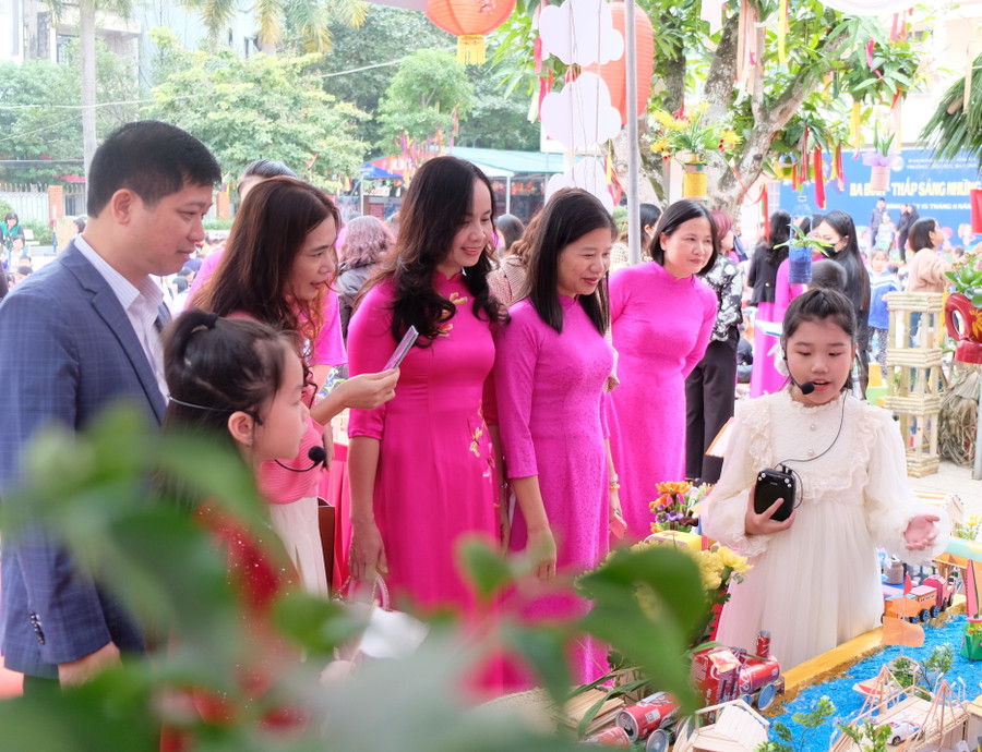 Học sinh thuyết trình về những sản phẩm được chính mình và cha mẹ, cô giáo sáng tạo. (Ảnh: NT)