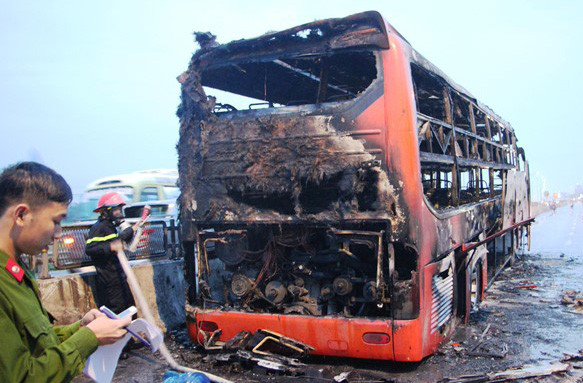 Vụ cháy khiến xe khách chỉ còn trơ khung, rất may không có thiệt hại về người