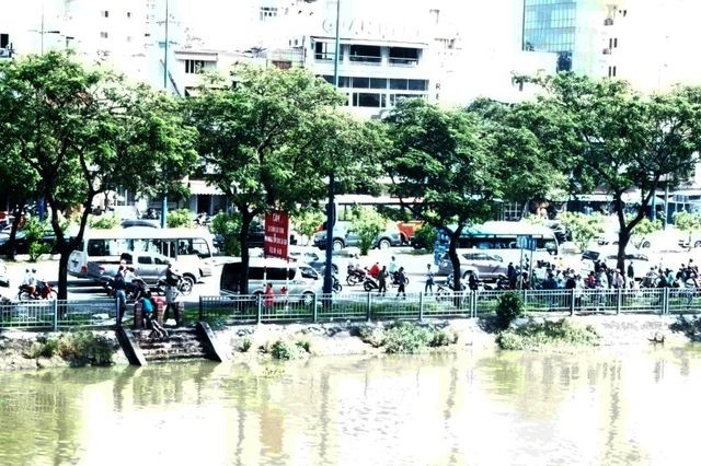 Hàng trăm người dừng xe trên cầu xem vớt thi thể, gây kẹt xe nghiêm trọng - 3 Hàng trăm người dừng xe trên cầu xem vớt thi thể, gây kẹt xe nghiêm trọng - 3