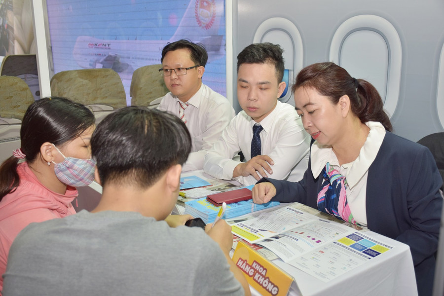 Thí sinh và phụ huynh được tư vấn về chương trình đào tạo quốc tế tại Kent Thí sinh và phụ huynh được tư vấn về chương trình đào tạo quốc tế tại Kent