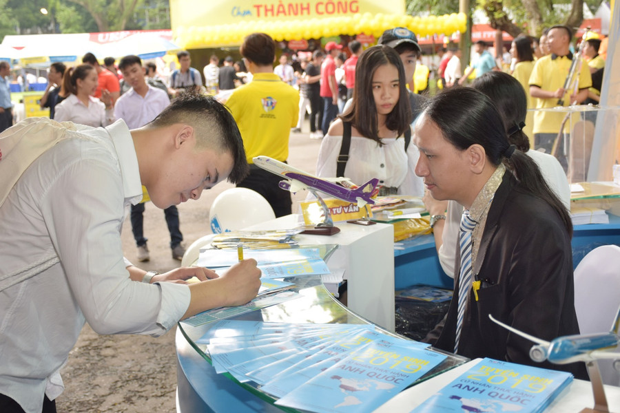 Thí sinh và phụ huynh được tư vấn về chương trình đào tạo quốc tế tại Kent Thí sinh và phụ huynh được tư vấn về chương trình đào tạo quốc tế tại Kent