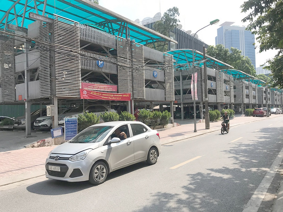 Nhà để xe cao tầng trên phố Nguyễn Công Hoan, Hà Nội. Ảnh: Tạ Tôn