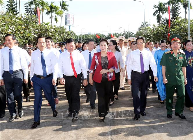 Chủ tịch Quốc hội dâng hương tưởng niệm các Anh hùng liệt sĩ tại Vĩnh Long ảnh 2 Chú thích ảnh