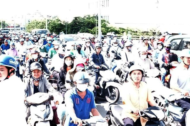 Người dân tập trung trên cầu để theo dõi vụ việc khiến giao thông ùn ứ.