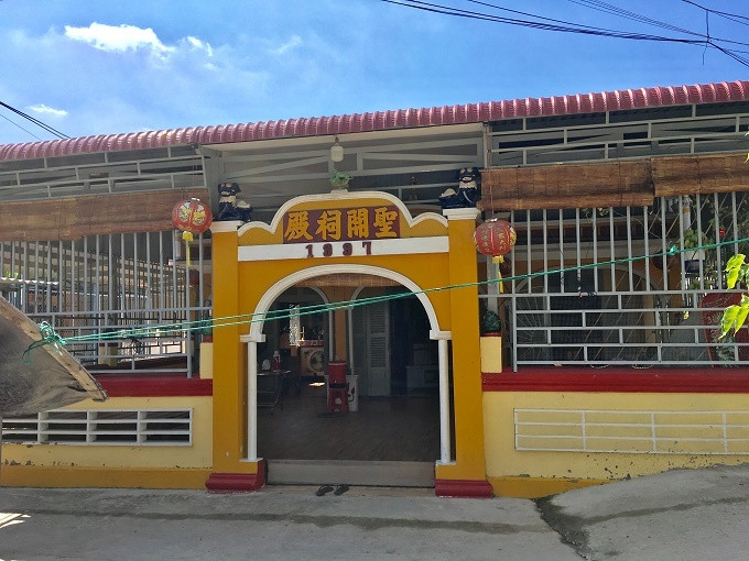 Cổng chùa Đá nổi (còn gọi là chùa Ông). Sự thật về tảng đá nổi được trăm người tranh nhau vái lạy ở Long An