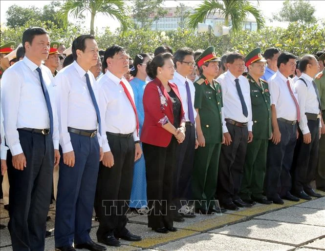 Chủ tịch Quốc hội dâng hương tưởng niệm các Anh hùng liệt sĩ tại Vĩnh Long