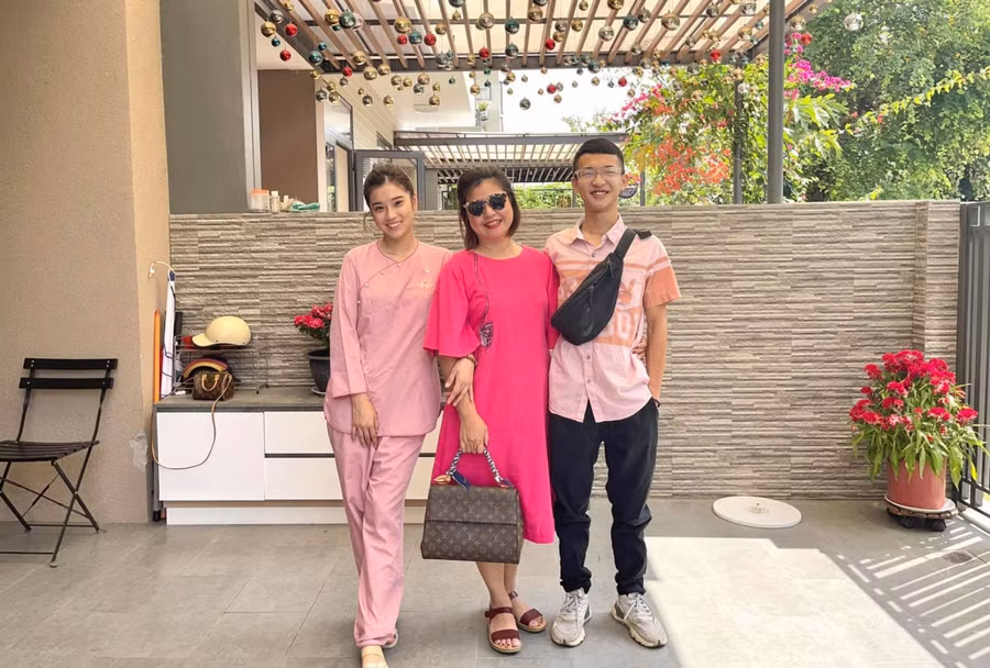 Mẹ con Hoàng Yến Chibi tạo dáng trong sân căn biệt hộ 6 tỷ.