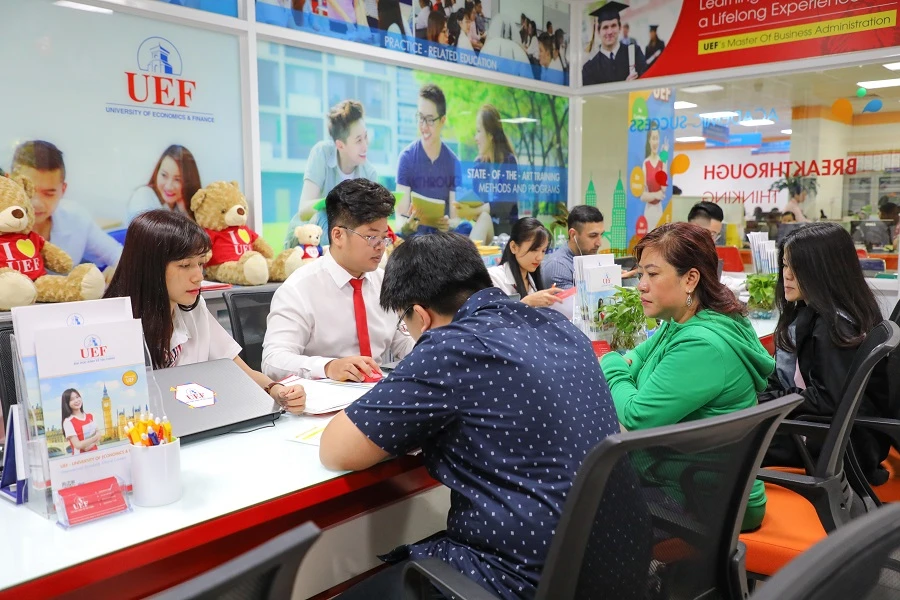 Chuyên viên phòng tuyển sinh UEF đang tư vấn cho học sinh và phụ huynh