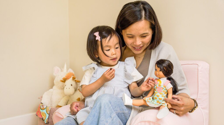 Chơi búp bê được cho là thúc đẩy trí tưởng tượng đối với trẻ em. (Ảnh: ITN).