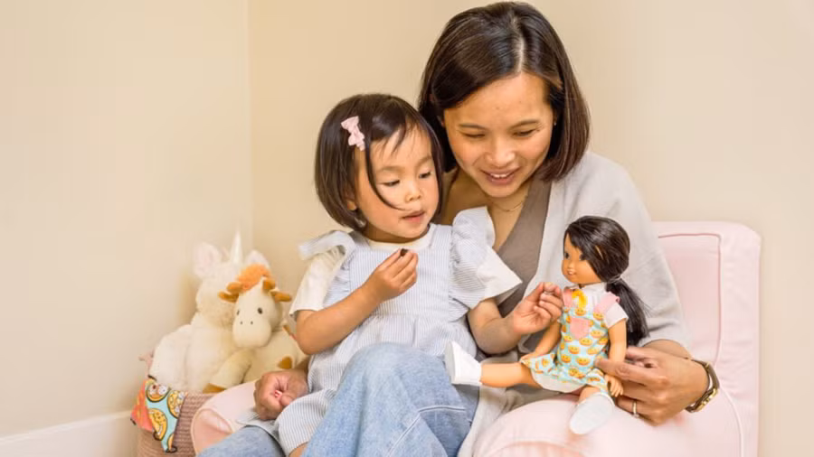 Chơi búp bê được cho là thúc đẩy trí tưởng tượng đối với trẻ em. (Ảnh: ITN).