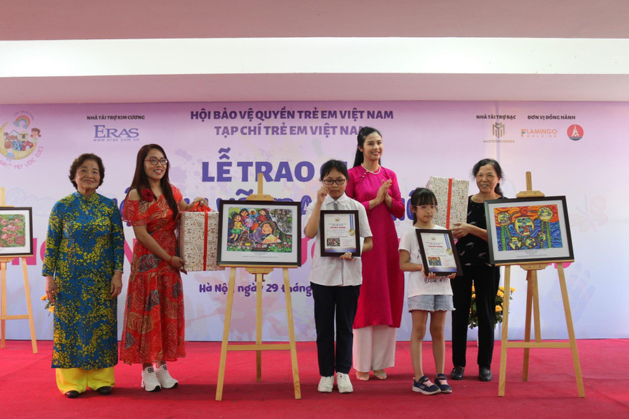 Trao giải cho tác phẩm đoạt giải Đặc biệt cuộc thi vẽ tranh thiếu nhi “Ngôi nhà mơ ước” lần 1 năm 2023. Trao giải cho tác phẩm đoạt giải Đặc biệt cuộc thi vẽ tranh thiếu nhi “Ngôi nhà mơ ước” lần 1 năm 2023.