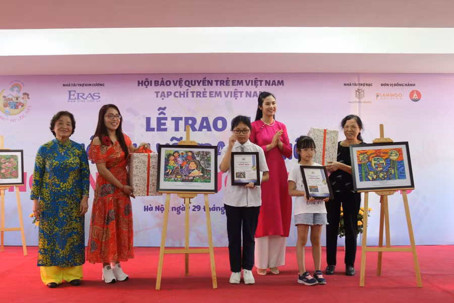 Trao giải cho tác phẩm đoạt giải Đặc biệt cuộc thi vẽ tranh thiếu nhi “Ngôi nhà mơ ước” lần 1 năm 2023.