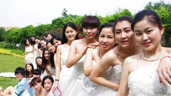 Dàn phụ nữ luôn sẵn sàng được thuê. Dàn phụ nữ luôn sẵn sàng được thuê.