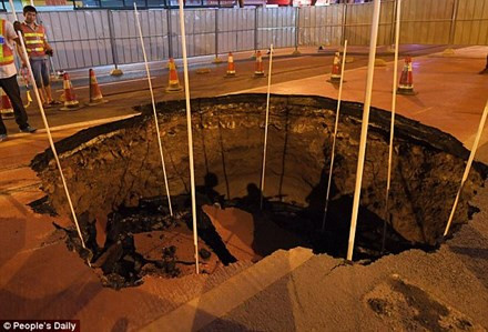 ‘Hố tử thần’ đột ngột xuất hiện, suýt nuốt chửng xe buýt ảnh 5