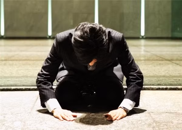 Người được thuê sẽ năn nỉ cho tới khi nào người kia chịu tha lỗi.