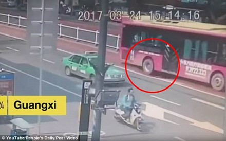 ‘Hố tử thần’ đột ngột xuất hiện, suýt nuốt chửng xe buýt ảnh 2