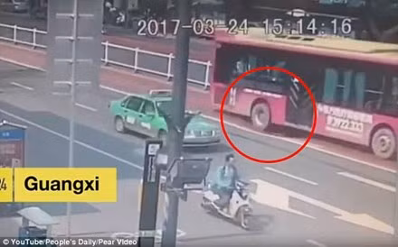 ‘Hố tử thần’ đột ngột xuất hiện, suýt nuốt chửng xe buýt ảnh 2