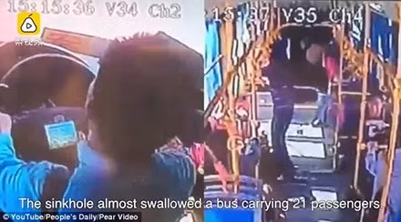 ‘Hố tử thần’ đột ngột xuất hiện, suýt nuốt chửng xe buýt ảnh 4