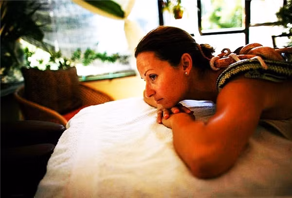 Những chú rắn bò ngổn ngang trên cơ thể.