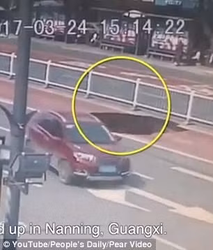 ‘Hố tử thần’ đột ngột xuất hiện, suýt nuốt chửng xe buýt ảnh 1