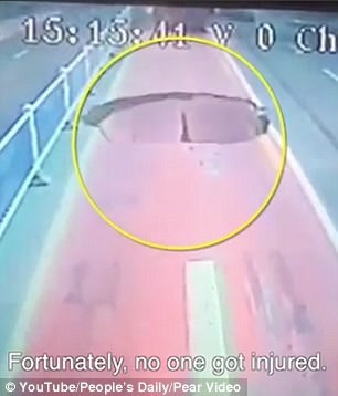 ‘Hố tử thần’ đột ngột xuất hiện, suýt nuốt chửng xe buýt ảnh 3