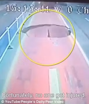 ‘Hố tử thần’ đột ngột xuất hiện, suýt nuốt chửng xe buýt ảnh 3