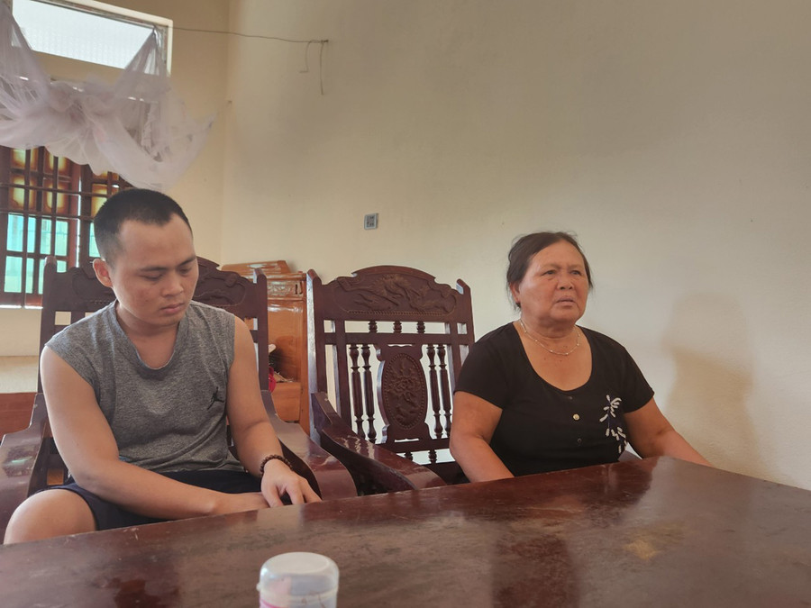 Mẹ con bà Nguyễn Thị Hứng phấn khởi trong căn nhà mới với sự chung tay hỗ trợ của chính quyền, nhà hảo tâm. Ảnh: LT. Mẹ con bà Nguyễn Thị Hứng phấn khởi trong căn nhà mới với sự chung tay hỗ trợ của chính quyền, nhà hảo tâm. Ảnh: LT.