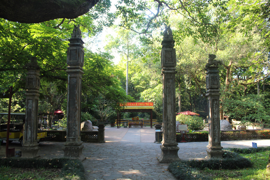 Nằm trong quần thể khu di tích Lam Kinh còn có lăng mộ vua Lê Lợi (Vĩnh Lăng). Lăng mộ được xây dựng trên nền đất bằng phẳng, cách điện Lam Kinh khoảng 50m. Bố cục và phong cách mai táng của Vĩnh Lăng đơn giản nhưng tôn nghiêm. Lăng mộ được đắp đất có kích thước hình vuông, với các cạnh tương đối bằng nhau 4,4 x 1m. Phía trước lăng mộ là 2 tượng quan hầu, 4 đôi tượng giống tạc bằng đá đối nhau để canh gác, trấn trạch phần mộ. Ảnh: LT.