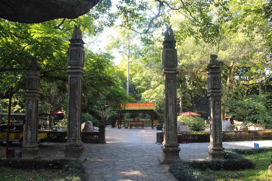 Nằm trong quần thể khu di tích Lam Kinh còn có lăng mộ vua Lê Lợi (Vĩnh Lăng). Lăng mộ được xây dựng trên nền đất bằng phẳng, cách điện Lam Kinh khoảng 50m. Bố cục và phong cách mai táng của Vĩnh Lăng đơn giản nhưng tôn nghiêm. Lăng mộ được đắp đất có kích thước hình vuông, với các cạnh tương đối bằng nhau 4,4 x 1m. Phía trước lăng mộ là 2 tượng quan hầu, 4 đôi tượng giống tạc bằng đá đối nhau để canh gác, trấn trạch phần mộ. Ảnh: LT.