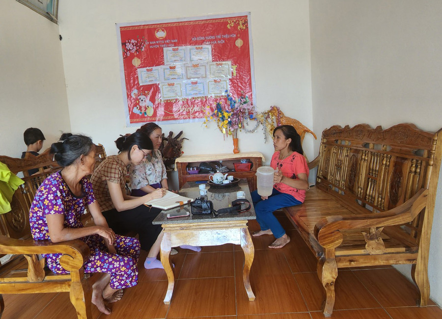 Bà Nga (áo tím - bìa trái) cùng con dâu (áo đỏ) trò chuyện cùng cán bộ chính sách xã Thiệu Duy, Thiệu Hóa (Thanh Hóa) trong căn nhà mới khang trang. Bà Nga (áo tím - bìa trái) cùng con dâu (áo đỏ) trò chuyện cùng cán bộ chính sách xã Thiệu Duy, Thiệu Hóa (Thanh Hóa) trong căn nhà mới khang trang.
