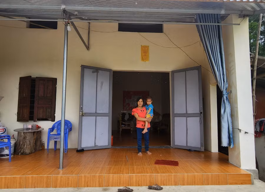 Chị Mai Thị Vân (con dâu bà Nga) phấn khởi trong căn nhà mới. Ảnh: LT.