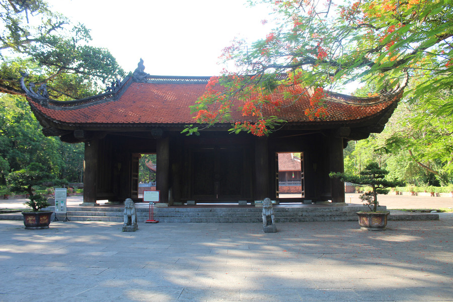 Để vào sân chầu, du khách sẽ đi qua Ngọ Môn, còn được gọi là Nghi Môn. Nền Ngọ Môn rộng khoảng 11m, dài 15m, có 3 cửa ra vào. Trong đó, cửa giữa rộng gần 3m, cửa 2 bên rộng gần 1,9m. Phía trước Ngọ Môn đặt 2 tượng Nghê đá liền đế hình chữ nhật để canh gác cổng. Ảnh: LT.