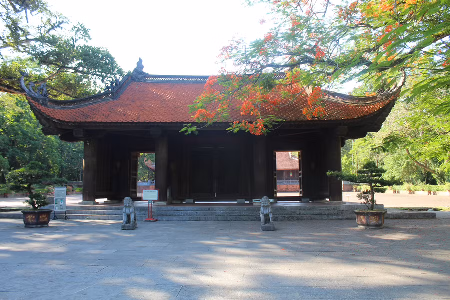 Để vào sân chầu, du khách sẽ đi qua Ngọ Môn, còn được gọi là Nghi Môn. Nền Ngọ Môn rộng khoảng 11m, dài 15m, có 3 cửa ra vào. Trong đó, cửa giữa rộng gần 3m, cửa 2 bên rộng gần 1,9m. Phía trước Ngọ Môn đặt 2 tượng Nghê đá liền đế hình chữ nhật để canh gác cổng. Ảnh: LT.