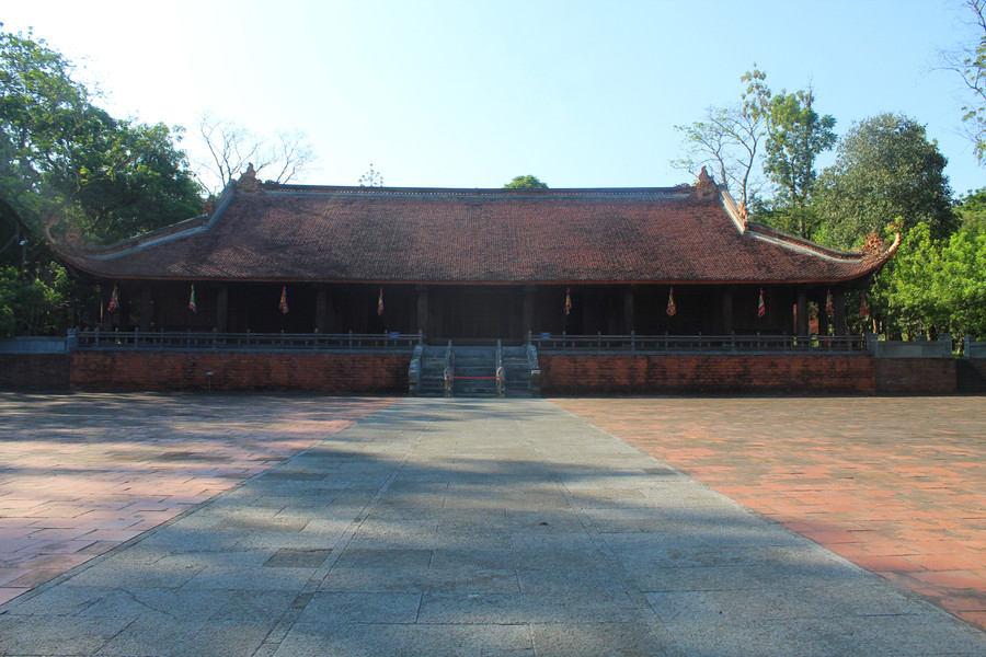 Sân Rồng nằm phía sau Ngọ Môn là một trong những công trình có diện tích lớn trong khu trung tâm điện Lam Kinh. Sân trải rộng khắp bề ngang chính điện và đến sát thềm hai nhà tả vu và hữu vu với tổng diện tích hơn 3.500 m2. Giữa sân có 3 lối đi lên Chính Điện theo bậc thềm Rồng, lối chính giữa dành cho vua đi. Ảnh: LT.