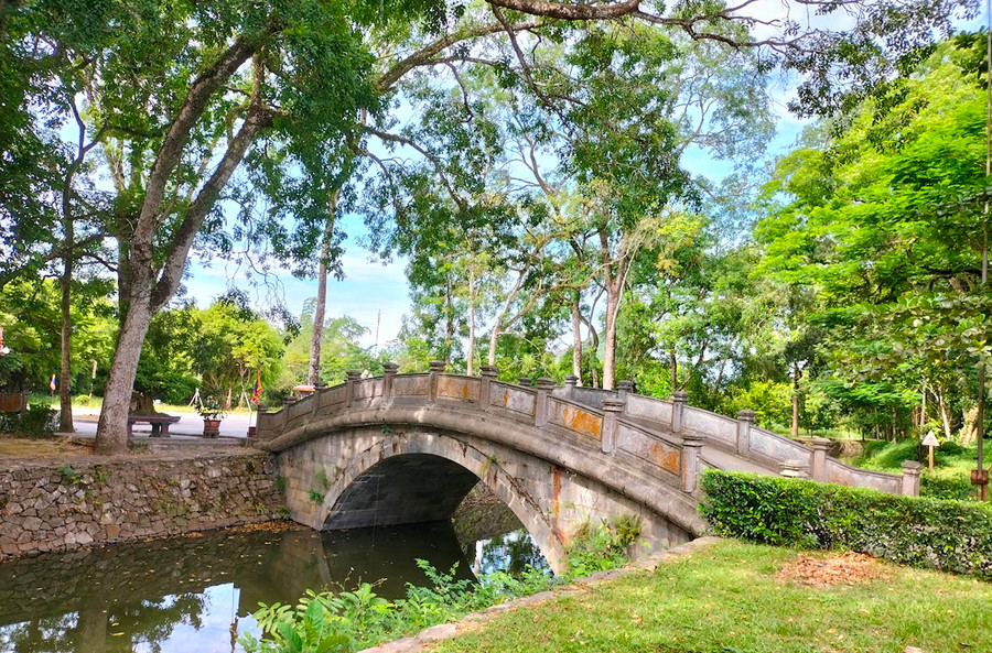 Trên sông Ngọc có bắc một cây cầu tên là Tiên Loan Kiều hình cánh cung làm bằng đá, với chiều dài 17m. Cầu còn có tên gọi khác là Cầu Bạch, uốn cong bắc qua sông Ngọc, nằm trên trục đường chính dẫn vào khu trung tâm chính điện Lam Kinh. Ảnh: LT.