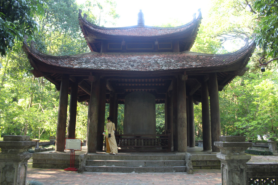 Bia Vĩnh Lăng dựng cách lăng mộ khoảng 300m, được làm bằng đá trầm tích biển nguyên khối, cao 2,97m, rộng 1,94m, dày 0,27m đặt trên lưng rùa lớn cùng chất liệu với đá. Ước tính rùa và bia đá có trọng lượng khoảng 18 tấn. Ảnh: LT.