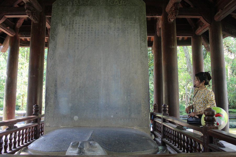 Năm 2013, bia Vĩnh Lăng được xếp hạng là bảo vật quốc gia. Trong ảnh là hướng dẫn viên du lịch khu di tích Lam Kinh đang giới thiệu về bia Vĩnh Lăng. Ảnh: LT.