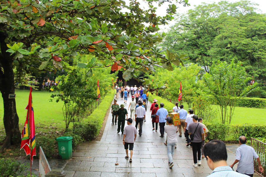 Khu di tích quốc gia đặc biệt Lam Kinh được quy hoạch rộng 200ha thuộc địa bàn 2 huyện Thọ Xuân và Ngọc Lặc (Thanh Hóa), cách trung tâm TP Thanh Hóa 50km về phía Tây Bắc. Đây là nơi anh hùng dân tộc Lê Lợi đã dựng cờ khởi nghĩa chống quân Minh xâm lược. Sau khi chiến thắng quân giặc, năm 1428, Lê Lợi lên ngôi hoàng đế, lấy hiệu là Lê Thái Tổ và đặt tên nước là Đại Việt. Ảnh: LT.