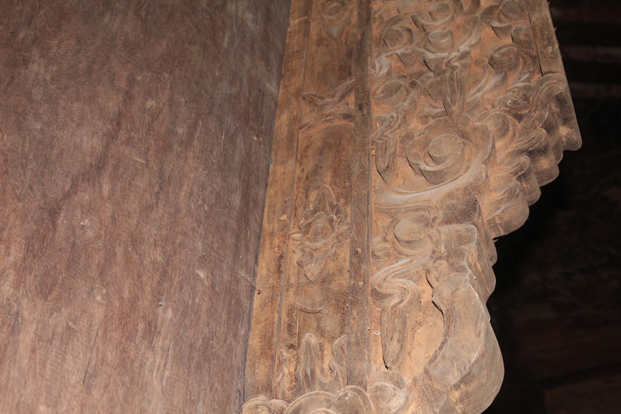 Hoa văn khắc bên trong tòa Chính Điện Lam Kinh. Ảnh: LT.