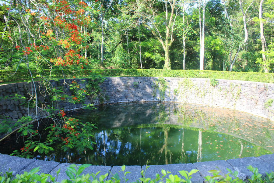 Qua Cầu Bạch chừng 20m về phía Đông Bắc là Giếng cổ Lam Sơn. Tương truyền, giếng cổ đã có cách đây trên 700 năm. Nước giếng trong xanh quanh năm không cạn, bờ Bắc được lát bậc đá lên xuống, cung cấp nước cho điện Lam Kinh. Ảnh: LT.