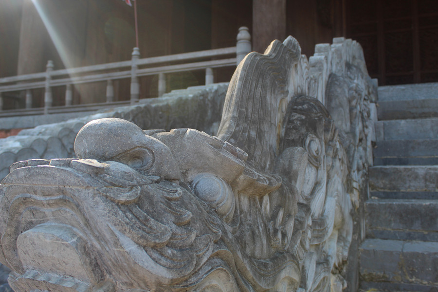 Tượng rồng đá ở bậc thềm Rồng đi lên Chính Điện Lam Kinh. Ảnh: LT.