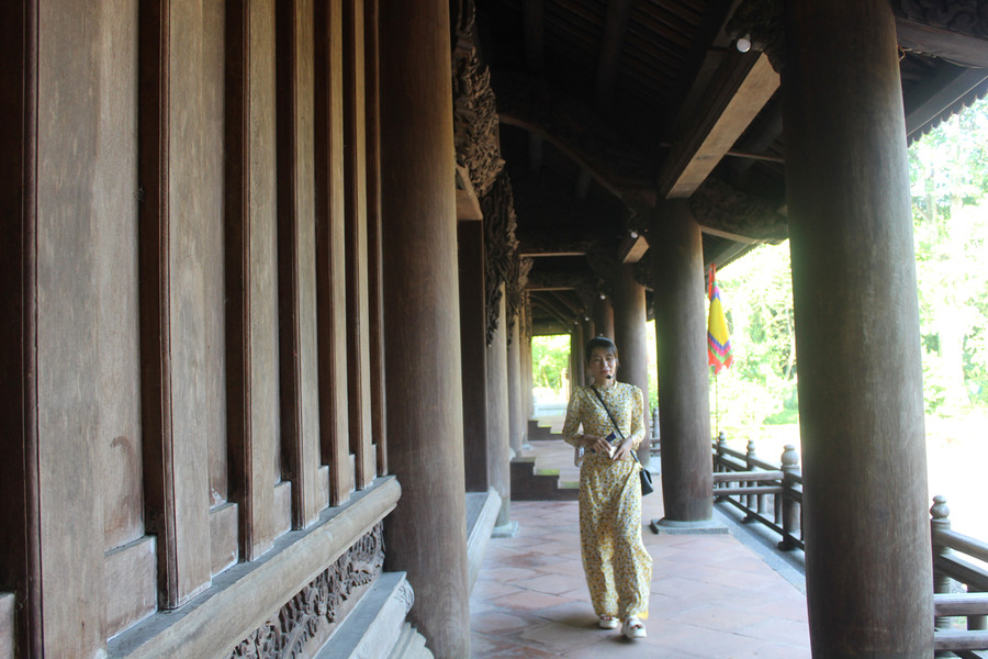 Chính Điện Lam Kinh được bố trí theo hình chữ Công gồm 3 tòa điện lớn xây trên nền đất rộng gồm: Quang Đức, Sùng Hiếu và Diên Khánh. Đây là công trình kiến trúc gỗ quy mô, với hàng cột cái của cả ba điện với đường kính gương tảng 0,75m. Ảnh: LT.