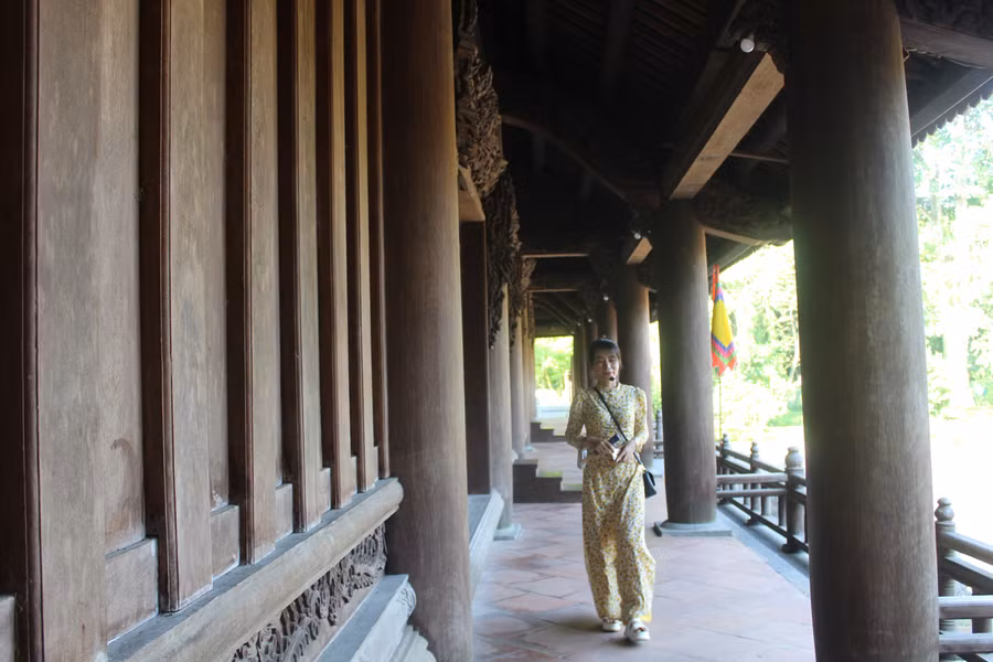 Chính Điện Lam Kinh được bố trí theo hình chữ Công gồm 3 tòa điện lớn xây trên nền đất rộng gồm: Quang Đức, Sùng Hiếu và Diên Khánh. Đây là công trình kiến trúc gỗ quy mô, với hàng cột cái của cả ba điện với đường kính gương tảng 0,75m. Ảnh: LT.